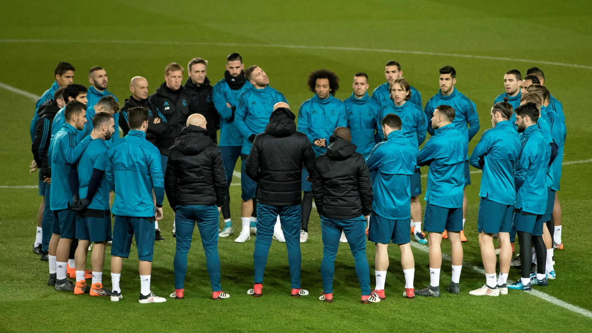 Los jugadores del Real Madrid se conjuran sobre el césped del Parque de los Príncipes