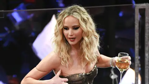 Jennifer Lawrence, con una copa de vino en la mano, saludando a sus compañeros de profesión en los Oscar 2018 Jennifer Lawrence, con una copa de vino en la mano, saludando a sus compañeros de profesión en los Oscar 2018