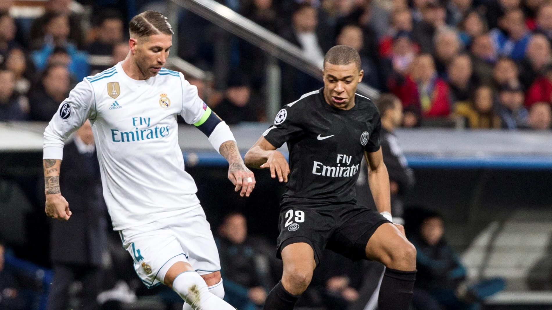 Sergio Ramos controla el balón ante la presión de Mbappé