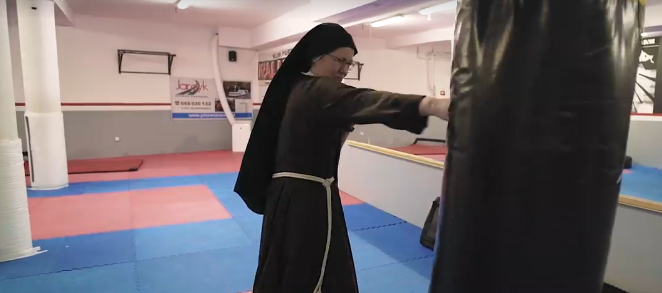 Una de las monjas boxeando Una de las monjas boxeando