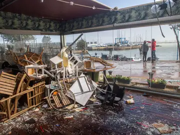 Un tornado en Puerto Sherry (Cádiz) arrasa con coches, barcos y locales Un tornado en Puerto Sherry (Cádiz) arrasa con coches, barcos y locales