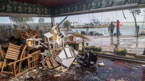 Un tornado en Puerto Sherry (Cádiz) arrasa con coches, barcos y locales Un tornado en Puerto Sherry (Cádiz) arrasa con coches, barcos y locales