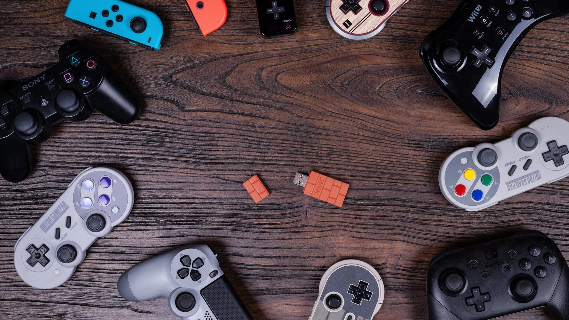 8Bitdo junto a mandos de consolas 8Bitdo junto a mandos de consolas