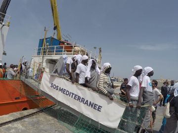 Decenas de refugiados desembarcan del barco Aquarius de la ONG SOS Méditerranée en Lampedus