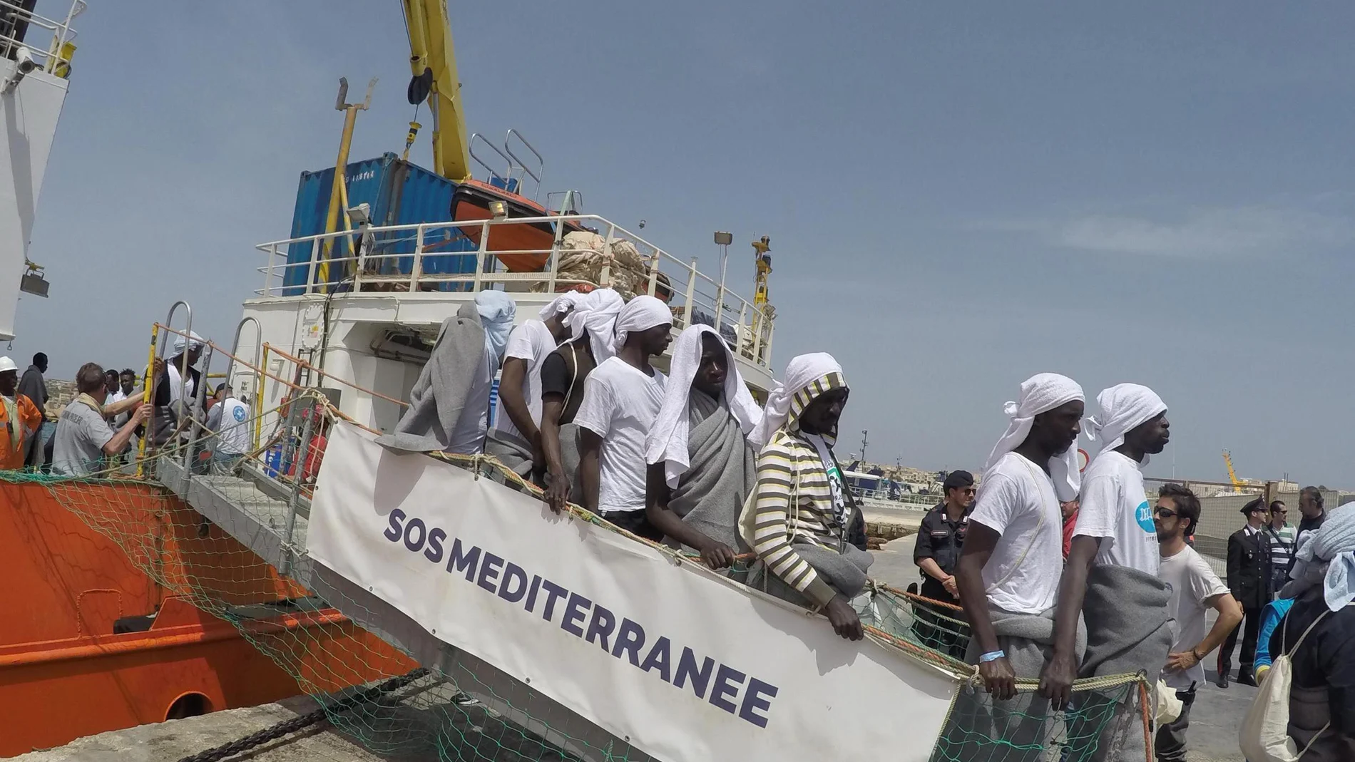 Decenas de refugiados desembarcan del barco Aquarius de la ONG SOS Méditerranée en Lampedus Decenas de refugiados desembarcan del barco Aquarius de la ONG SOS Méditerranée en Lampedus