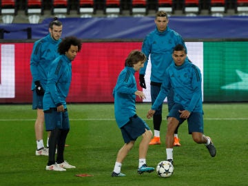 Modric entrena con el resto de sus compañeros en el Parque de los Príncipes
