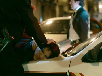 La policía detiene a Miguel tras recibir un chivatazo La policía detiene a Miguel tras recibir un chivatazo