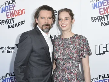 Maya Hawke junto a su padre, Ethan Hawke, en los premios Spirit Maya Hawke junto a su padre, Ethan Hawke, en los premios Spirit