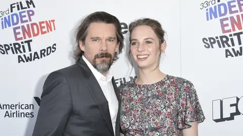 Maya Hawke junto a su padre, Ethan Hawke, en los premios Spirit Maya Hawke junto a su padre, Ethan Hawke, en los premios Spirit