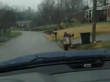 un niño va corriendo a la escuela un niño va corriendo a la escuela