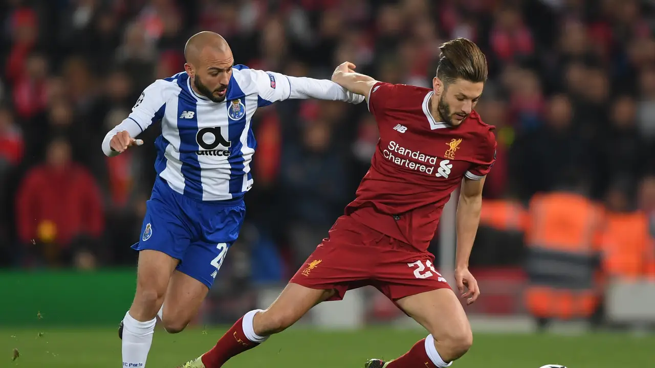 Adam Lallana y Andre Andre luchan por un balón