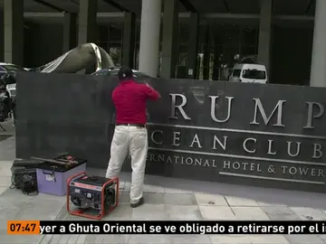 Momento en el que retiran las letras de Trump de la fachada Momento en el que retiran las letras de Trump de la fachada