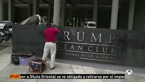 Momento en el que retiran las letras de Trump de la fachada Momento en el que retiran las letras de Trump de la fachada