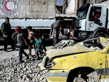 Fotografía de un camión de la Media Luna Roja Árabecon ayuda humanitaria en Guta Oriental Fotografía de un camión de la Media Luna Roja Árabecon ayuda humanitaria en Guta Oriental