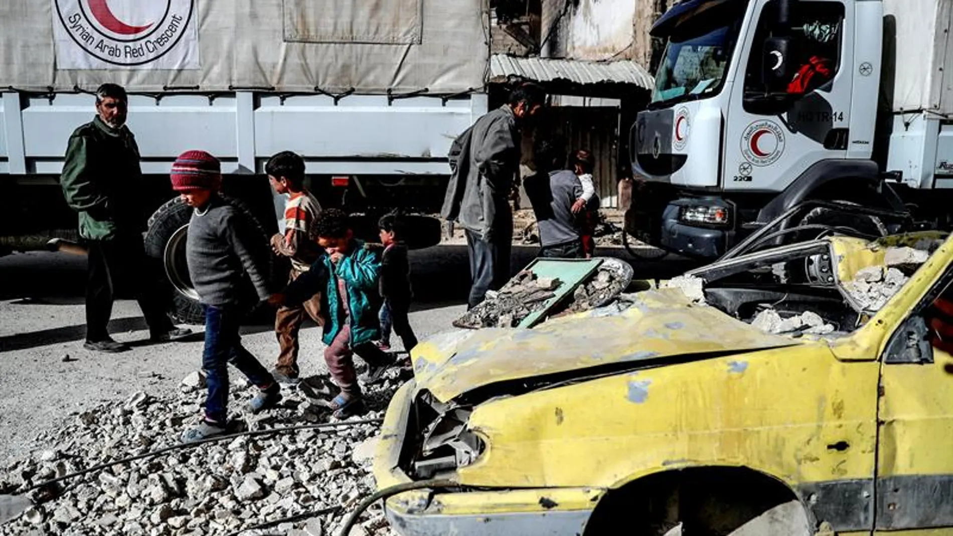 Fotografía de un camión de la Media Luna Roja Árabecon ayuda humanitaria en Guta Oriental Fotografía de un camión de la Media Luna Roja Árabecon ayuda humanitaria en Guta Oriental