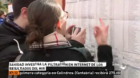 Dos personas consultan los resultados del MIR Dos personas consultan los resultados del MIR