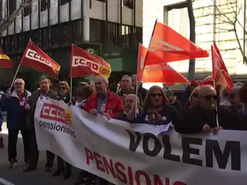 Cientos de jubilados protestan en Barcelona Cientos de jubilados protestan en Barcelona