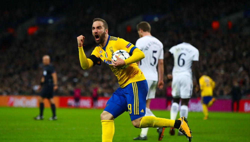 HIguaín celebra un gol