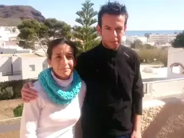 Los padres de Gabriel agradecen su apoyo a Zoido: "Nos ha dicho que de aquí no se va a mover nadie hasta que no aparezca" Los padres de Gabriel agradecen su apoyo a Zoido: "Nos ha dicho que de aquí no se va a mover nadie hasta que no aparezca"