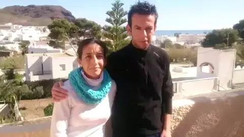Los padres de Gabriel agradecen su apoyo a Zoido: "Nos ha dicho que de aquí no se va a mover nadie hasta que no aparezca" Los padres de Gabriel agradecen su apoyo a Zoido: "Nos ha dicho que de aquí no se va a mover nadie hasta que no aparezca"