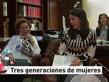 Tres generaciones de mujeres trabajando en su empresa Tres generaciones de mujeres trabajando en su empresa