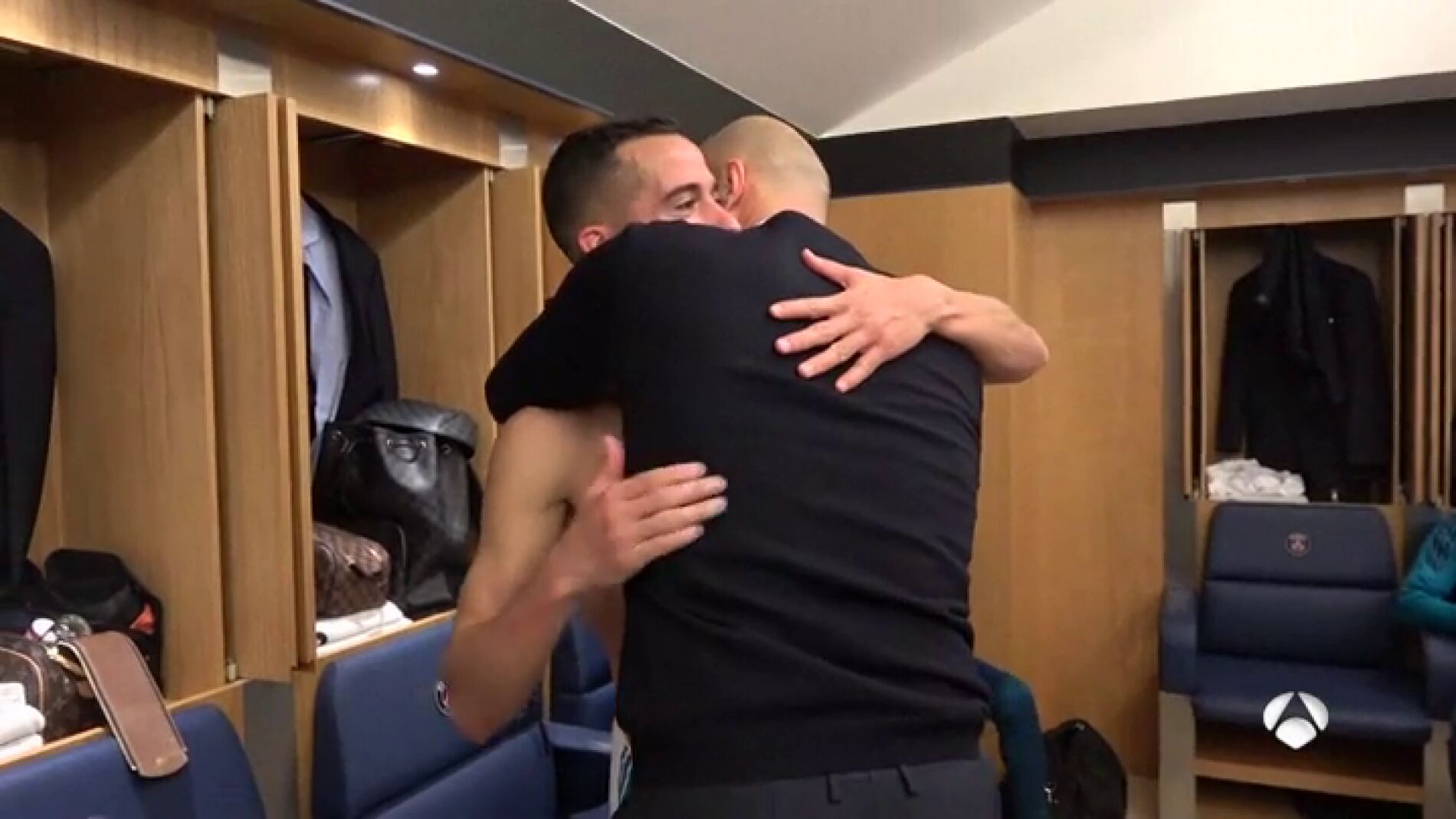 Zidane y su efusivo abrazo con Lucas V&aacute;zquez en la fiesta del Real Madrid en el vestuario