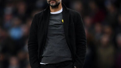 Guardiola exhibe el lazo amarillo en el partido de vuelta ante el Basilea