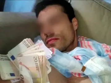 El hombre que ha estafado a una veintena de mujeres ahora manda mensajes de móvil burlándose El hombre que ha estafado a una veintena de mujeres ahora manda mensajes de móvil burlándose