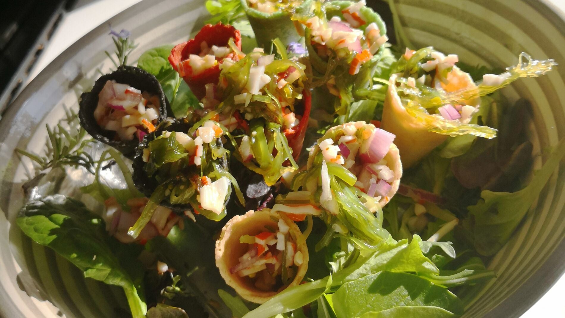 Aperitivos de algas wakame y cangrejo