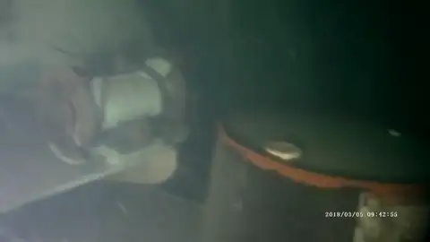 Los buzos de la Armada consiguen sellar todas fugas de las gabarras hundidas Los buzos de la Armada consiguen sellar todas fugas de las gabarras hundidas