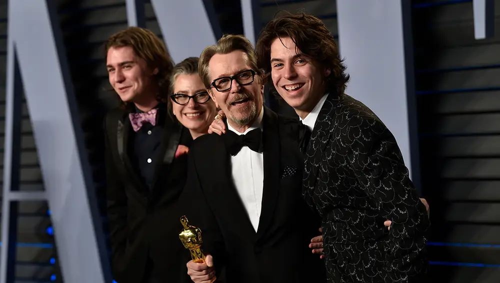 Gary Oldman junto a sus hijos en la fiesta posterior a los Oscar