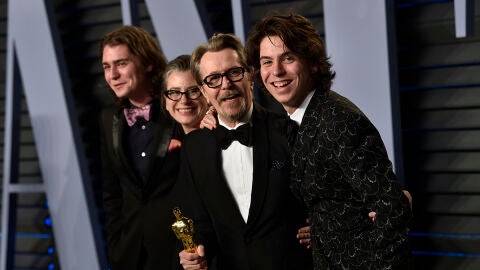 Gary Oldman junto a sus hijos en la fiesta posterior a los Oscar