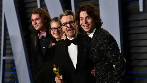 Gary Oldman junto a sus hijos en la fiesta posterior a los Oscar Gary Oldman junto a sus hijos en la fiesta posterior a los Oscar
