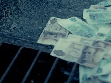 Un depósito de agua revienta y comienzan a llover billetes Un depósito de agua revienta y comienzan a llover billetes
