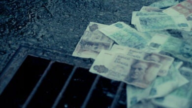 Un depósito de agua revienta y comienzan a llover billetes