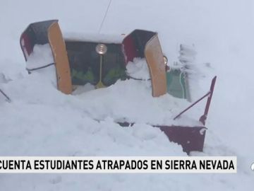 La nieve incomunica el Albergue Universitario de Sierra Nevada con medio centenar de estudiantes