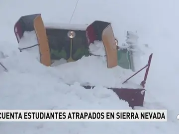 La nieve incomunica el Albergue Universitario de Sierra Nevada con medio centenar de estudiantes La nieve incomunica el Albergue Universitario de Sierra Nevada con medio centenar de estudiantes