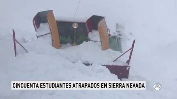 La nieve incomunica el Albergue Universitario de Sierra Nevada con medio centenar de estudiantes