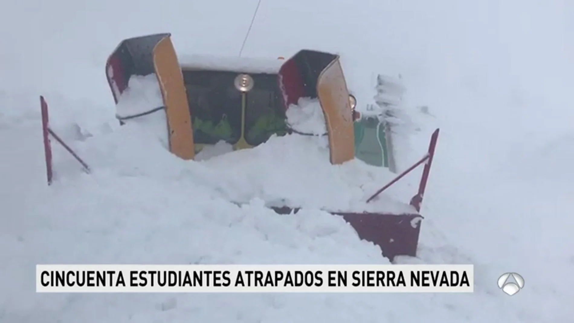 La nieve incomunica el Albergue Universitario de Sierra Nevada con medio centenar de estudiantes La nieve incomunica el Albergue Universitario de Sierra Nevada con medio centenar de estudiantes