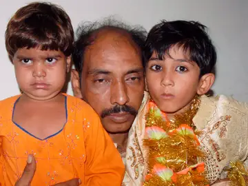 Mohammad Ismil muestra a su hijo de 7 años Mohammad Waseem (derecha) y a la 'novia' de éste Nisha, de 4 años Mohammad Ismil muestra a su hijo de 7 años Mohammad Waseem (derecha) y a la 'novia' de éste Nisha, de 4 años