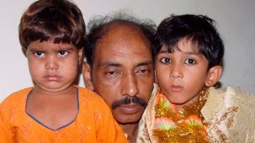 Mohammad Ismil muestra a su hijo de 7 años Mohammad Waseem (derecha) y a la &#39;novia&#39; de éste Nisha, de 4 años