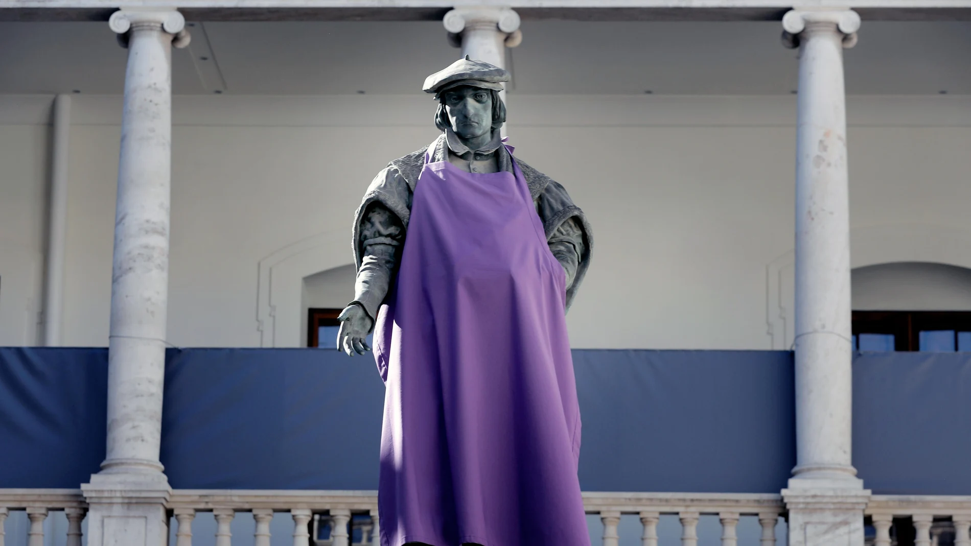 Una estatua con un delantal morado en apoyo a la huelga del 8M Una estatua con un delantal morado en apoyo a la huelga del 8M