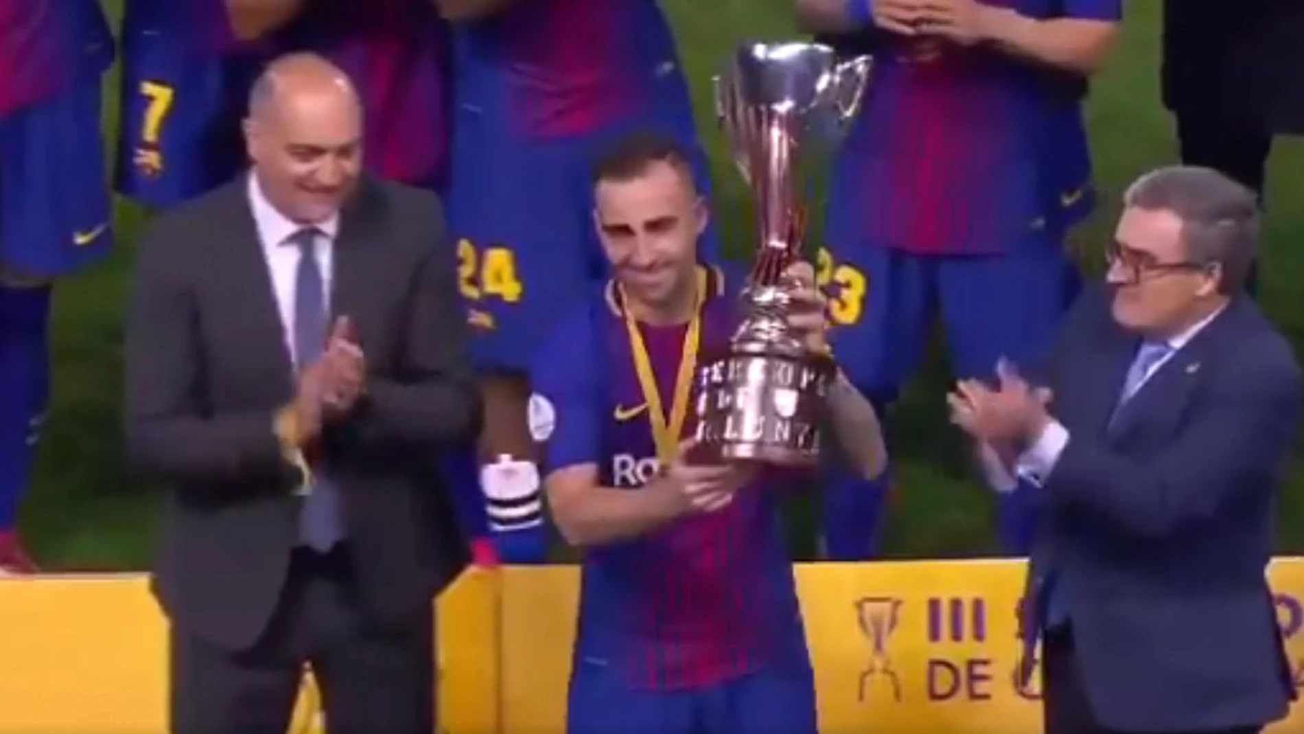 Alcácer levanta la Supercopa de Cataluña Alcácer levanta la Supercopa de Cataluña