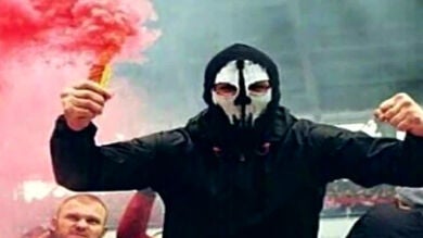 Los peligros de las bengalas en los estadios: así las cuelan los aficionados en los campos de fútbol
