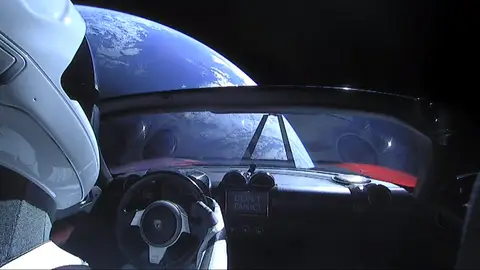 Tesla por el espacio Tesla por el espacio