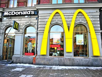 Una restaurante de McDonalds Una restaurante de McDonalds