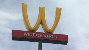 McDonald's celebra el d&iacute;a de la mujer cambi&aacute;ndose el nombre por WcDonald's