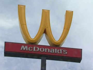 McDonald's celebra el día de la mujer cambiándose el nombre por WcDonald's
