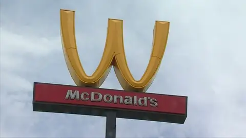 McDonald's celebra el día de la mujer cambiándose el nombre por WcDonald's McDonald's celebra el día de la mujer cambiándose el nombre por WcDonald's