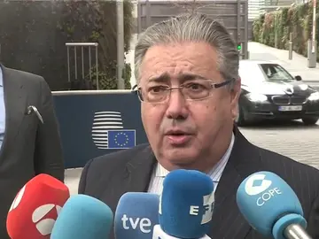 Interior, a policías y guardias civiles tras el acuerdo sobre equiparación salarial: "El compromiso es sincero y se cumplirá" Interior, a policías y guardias civiles tras el acuerdo sobre equiparación salarial: "El compromiso es sincero y se cumplirá"